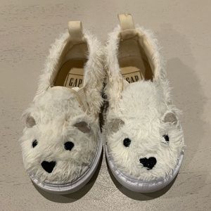 GAP INC. TODDLER WHITE POLAR BEAR FURRY SLIP ONS.